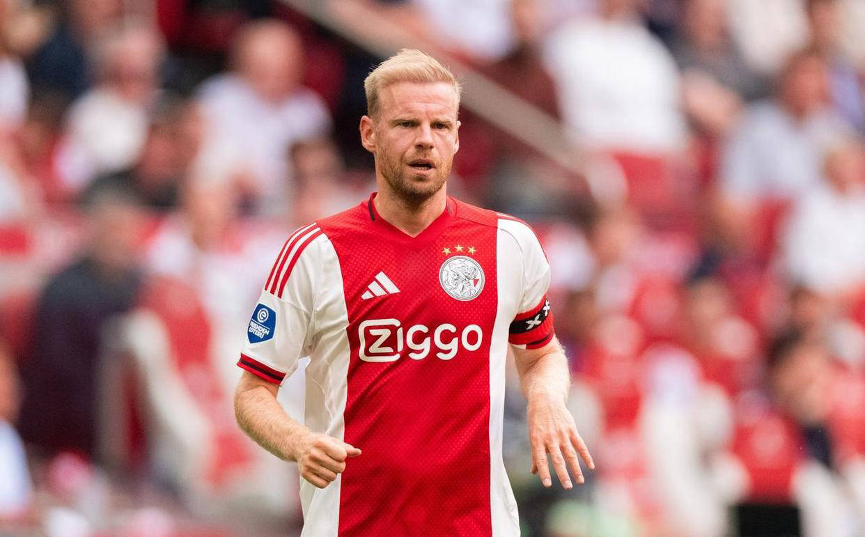 33岁曼联前锋韦格霍斯特利助阿贾克斯欧冠连胜3轮